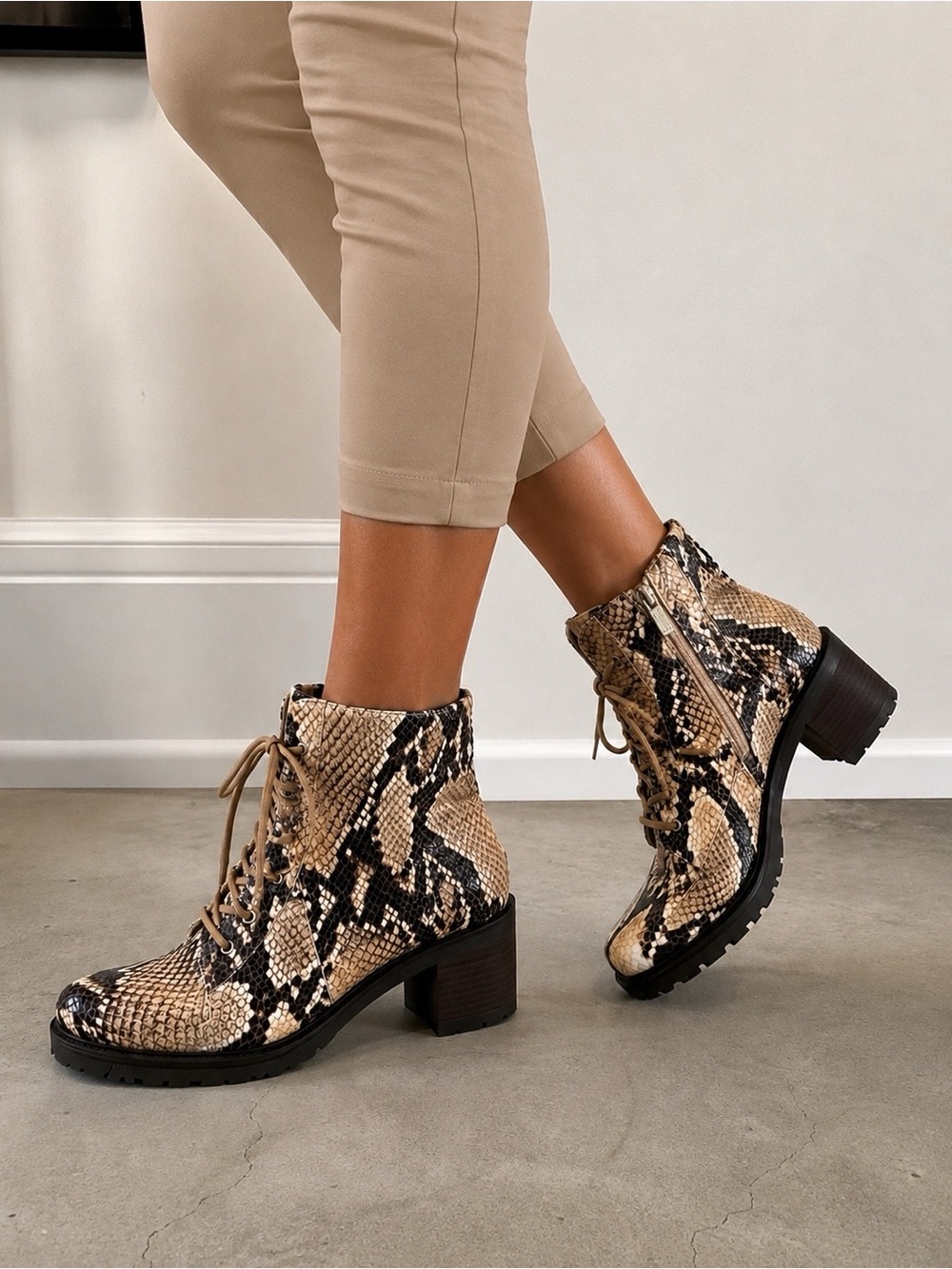 Vince Camuto 8.5 39 Women Gaviana Leather Lace-Up Boots SHORTBREAD SNAKE W/box